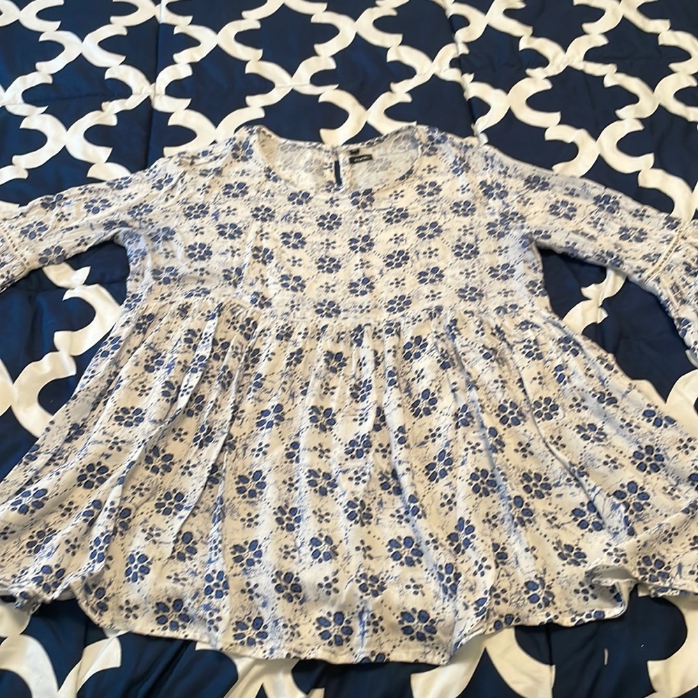 Ruffle long sleeves round neck top. Floral tie-dye type print